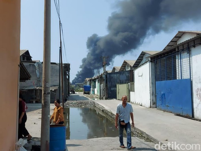Kebakaran di gudang plastik kawasan Dadap, Kosambi, Tangerang, 24 Juni 2023. (Dok Dinas Pemadam Kebakaran Kab Tangerang)