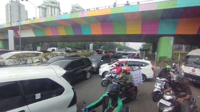 Kemacetan di Jalan Benyamin Sueb pada Sabtu (24/6/2023)-(Brigitta/detikcom)