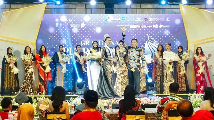 Ketua MPR RI Bambang Soesatyo menyerahkan trofi Putri Otonomi Indonesia 2023