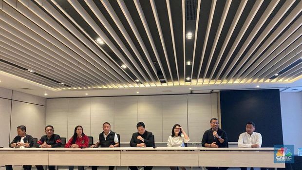 Ketua Umum PSSI, Erick Thohir (tengah). (CNBC Indonesia/Verda Nano)