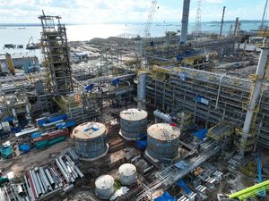 Cek Kilang Balikpapan Sudah 99%, Bahlil Jamin Stok BBM Aman