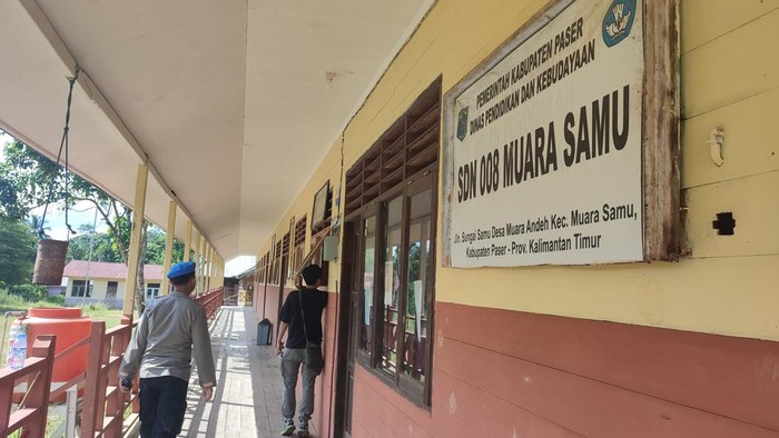 Kompol Irawan Setyono (seragam polisi), penggagas program Polisi Mengabdi mengunjungi SD di Desa Muara Andeh, Kecamatan Muara Samu, Kabupaten Paser, Kalimantan Timur (Kaltim).