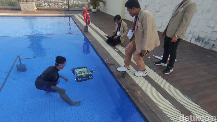 Kontes robot bawah air.