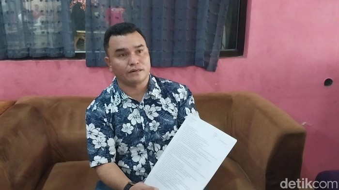 Kuasa hukum 6 casis polwan  Jonen Naibaho saat konferensi pers.