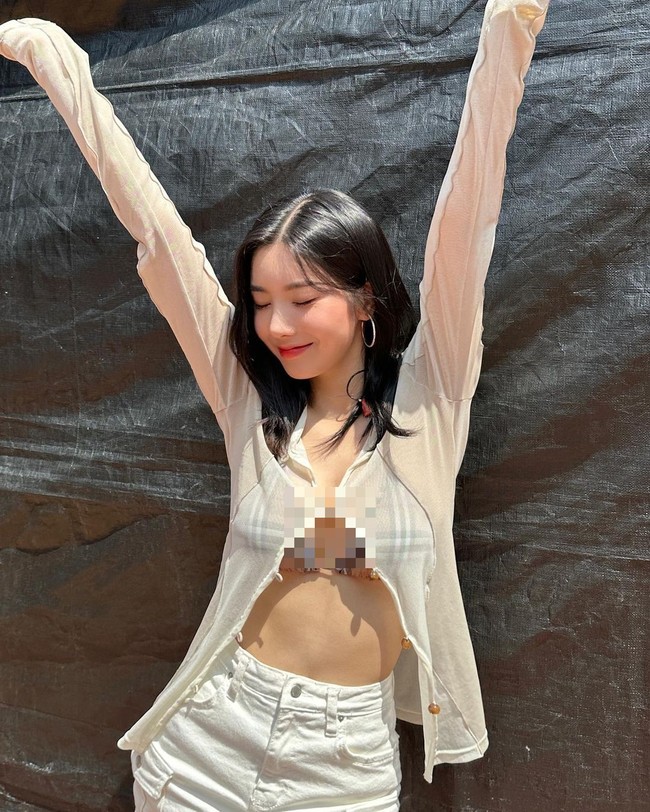 Kwon Eunbi memakai cardigan dan rok pendek berwarna putih. Namun hanya mengancingkan bagian atas cardigannya, sehingga mengekspos bagian payudaranya. Foto: dok. Instagram @silver_rain.__