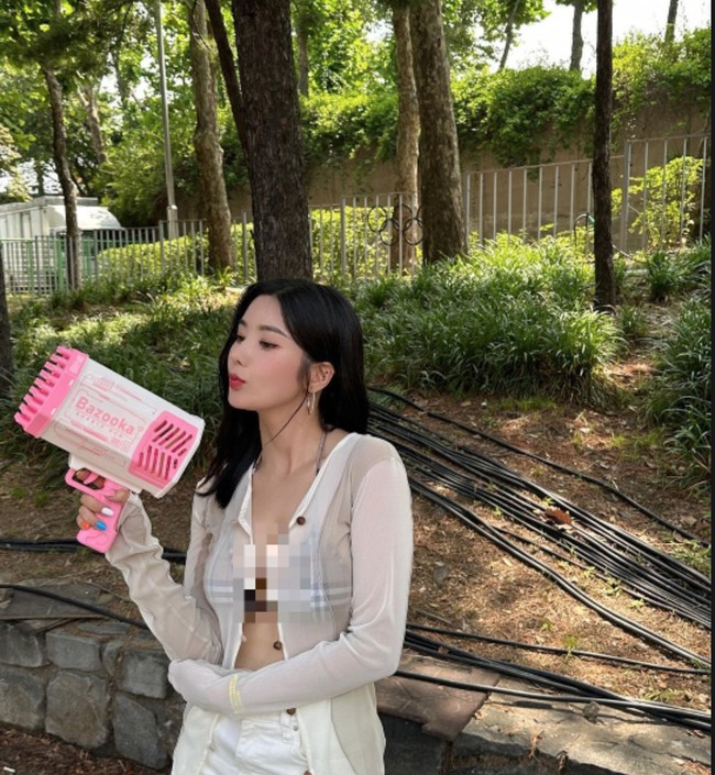 Dalam acara Waterbomb Festival, Kwon Eunbi tampil diiringi sejumlah penari latar dan membawakan lagu andalannya Underwater, Flash, ESPER, Door, dan Glitch. Foto: dok. Instagram @silver_rain.__