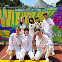 Karena tampil basah-basahan, penggemar juga dapat mengintip tato yang berada di sekitar punggungnya. Foto: dok. Instagram @silver_rain.__