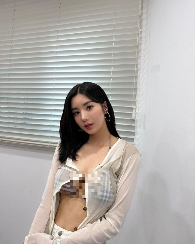 Di balik cardigan tipisnya, mantan personel IZ*ONE itu memakai bikini keluaran Burberry seharga $500 atau sekitar Rp 7 jutaan. Foto: dok. Instagram @silver_rain.__