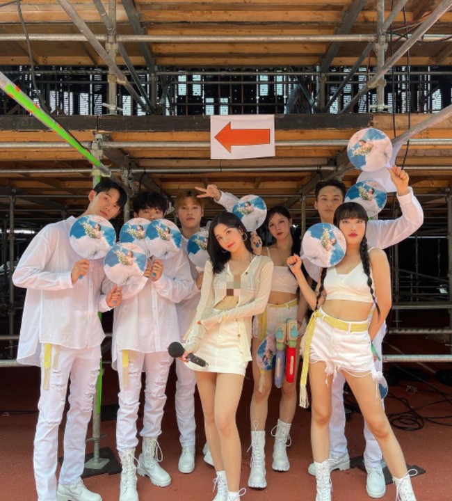 “astagfirullah makk itu baju nya meresahkan sekali,” “EUNBI GEBRAKAN NYA GAMAEN MAENN” “CANTIK BGT tulis fans. Foto: dok. Instagram @silver_rain.__