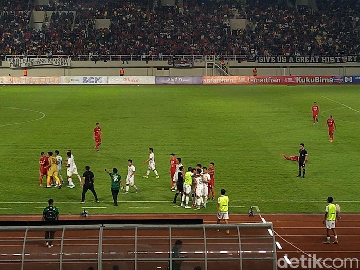 Laga persahabatan Persis Solo melawan Persebaya di Stadion Manahan Solo, Sabtu (24/6/2023) malam.