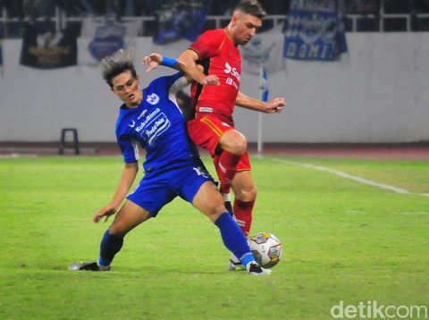 Laga uji coba PSIS melawan Phnom Penh Crown FC di stadion Jatidiri Semarang, Sabtu (24/6/2023) malam.