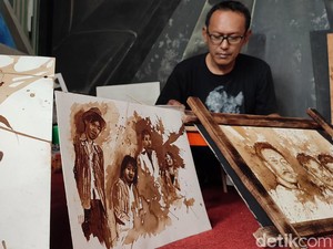 Tangan Sakti Dian Warga Ciamis Pakai Kopi untuk Melukis
