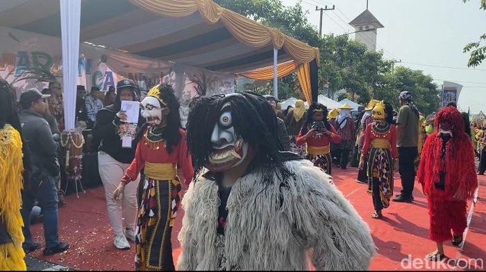 Madiun Carnival digelar hari ini. Ribuan warga memadati rute konvoi aneka kesenian, hingga jajanan tersebut.