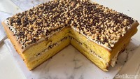 Cake martabak manis juga tak kalah menarik perhatian peserta. Kreasi ini memadukan antara kue dengan topping dan isian seperti martabak manis. Foto: Detikcom / Atiqa Rana