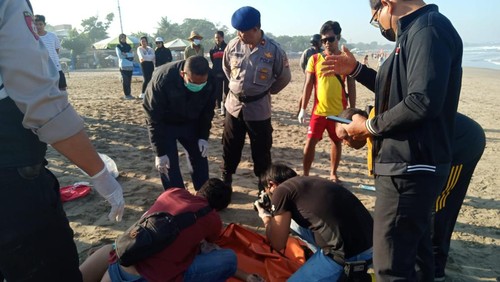 Mayat perempuan belum diketahui identitasnya ditemukan tewas di tepi Pantai Bule Ocean, Legian, Kuta, pukul 06.30 Wita, Sabtu (24/6/2023).