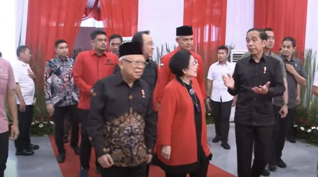 Megawati diapit Jokowi & Ma'ruf Amin. (Tangkapan layar Youtube)