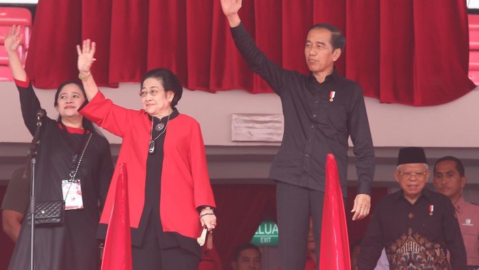 Megawati Soekarnoputri (tengah)-(Dok. PDIP)
