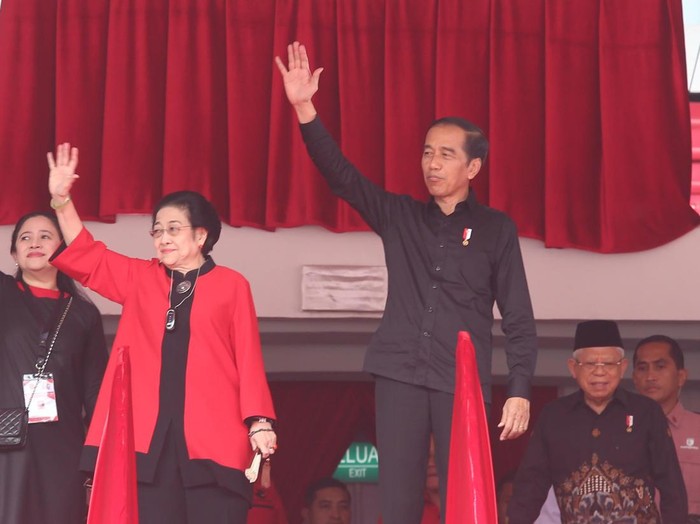 Megawati Soekarnoputri (tengah)-(Dok. PDIP)