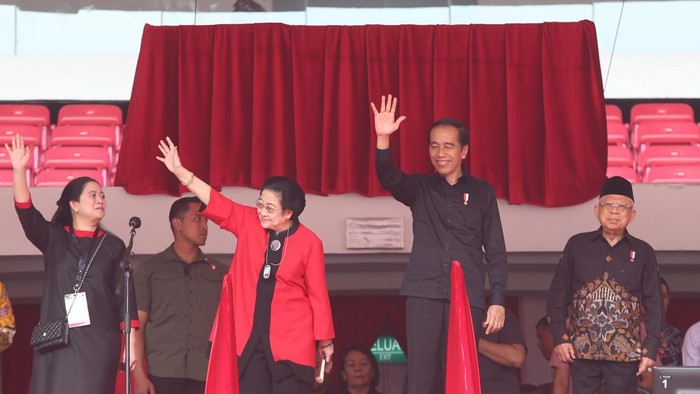Megawati Soekarnoputri (tengah)-(Dok. PDIP)