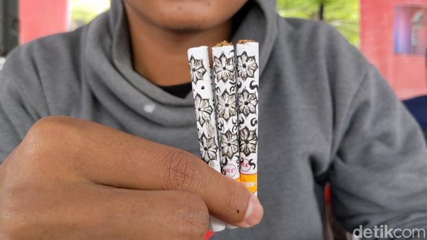 Melukis Rokok dengan Ampas Kopi di Tulungagung