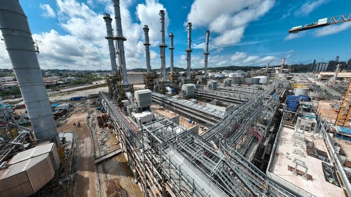 Mengintip Kilang Modern Pertamina di Balikpapan dari Udara PT Pertamina (Persero) memastikan proyek strategis nasional (PSN) Refinery Development Master Plan (RDMP) Balikpapan sejalan dengan peta jalan transisi energi Indonesia. Proyek RDMP Balikpapan akan menjadi kilang ramah lingkungan, karenaΒ dapat menurunkan emisi gas buang yang signifikan dari efisiensi energi untuk operasi dan produk yang nanti akan dihasilkan, sehingga mendukung program net zero emission yang telah dicanangkan pemerintah.