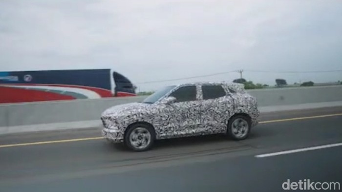 Mitsubishi XFC kepergok lagi diuji jalan di Tol Trans Jawa. Mitsubishi XFC kepergok lagi diuji jalan di Tol Trans Jawa.