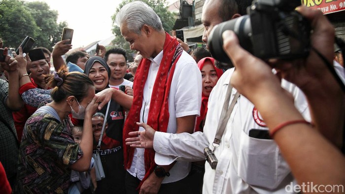 Bacapres Ganjar Pranowo menyapa warga saat blusukan di Pasar Warakas, Tanjung Priok, Jakarta Utara, Sabtu (24/5/2023).