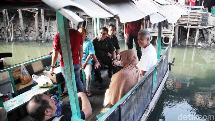 Bacapres Ganjar Pranowo menyapa warga saat blusukan di Pasar Warakas, Tanjung Priok, Jakarta Utara, Sabtu (24/5/2023).