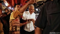 Ganjar Pranowo tampak menanyai harga ke para penjual. Dia mengecek harga sayuran hingga daging.