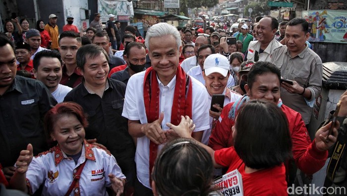 Bacapres Ganjar Pranowo menyapa warga saat blusukan di Pasar Warakas, Tanjung Priok, Jakarta Utara, Sabtu (24/5/2023).