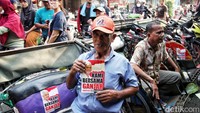 Warga juga meneriaki Ganjar sebagai presiden. Ada juga warga yang bersyukur lantaran Ganjar mengunjungi Pasar Warakas.