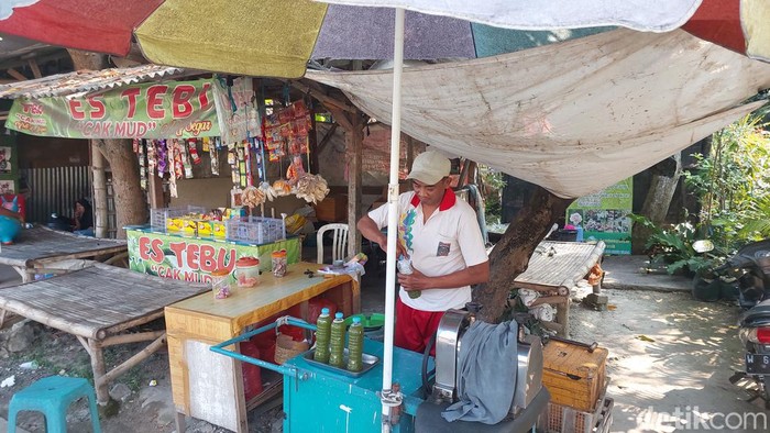 Mustakim, tetangga Panji Gumilang di Gresik.