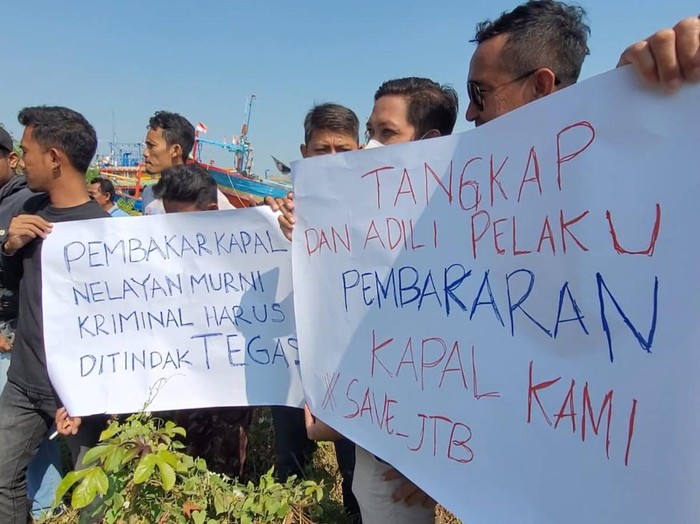 Nelayan Juwana Pati menggelar aksi prihatin terhadap kasus pembakaran kapal di perairan Pulau Datu, Kalimantan Barat, Sabtu (24/6/2023).