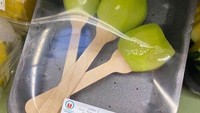 Buah kiwi dijual dalam kondisi yang cukup berbeda. Dalam satu bungkus, hanya ada 3 potongan kiwi yang sudah ditusuk dengan garpu kayu. Jika dilihat dari label, kiwi itu bernama Kiwi Solo. Foto: boredpanda.com