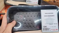 Bukan makanan, melainkan supermarket ini menawarkan harga 0.30 euro (Rp 4 ribu) hanya untuk satu bungkus alat makan. Apakah kamu tertarik membeli? Foto: boredpanda.com