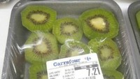 Kiwi ini juga dijual dalam bentuk potongan. Potongan kiwi itu kemudian dikemas dalam wadah seperti ini. Sebenarnya, inovasi kemasan itu justru lebih praktis ya? Foto: boredpanda.com