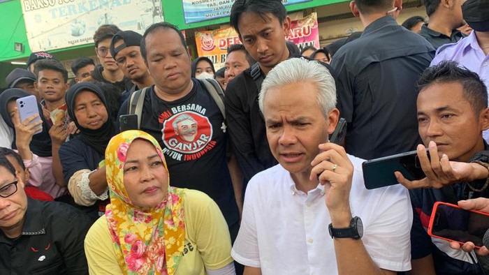 Pedagang di Pasar Anyar Bahari, Tanjung Priok, Jakarta Utara (Jakut), mengeluhkan besarnya biaya retribusi bulanan. Para pedagang menyampaikan keluhan itu langsung ke bakal calon presiden PDI Perjuangan (PDIP), Ganjar Pranowo.