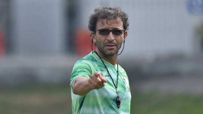 Pelatih Persib Luis Milla.