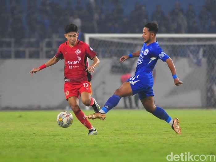 Pemain Phnom Penh Crown FC, Lim Phisoth (merah) berduel dengan pemain PSIS, Gian Zola, dalam laga persahabatan di Stadion Jatidiri Semarang, Sabtu (24/6/2023) malam.