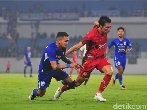 Pemain PSIS, Gali Freitas, mendapat pengawalan ketat dari bek Phnom Pemh Crown, Takaki Ose, di Stadion Jatidiri Semarang, Sabtu (24/6/2023) malam.
