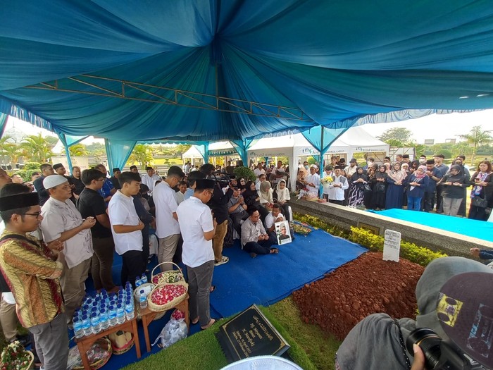 Pemakaman jenazah Desmond J Mahesa di Karawang, Jawa Barat. (Dok Istimewa)