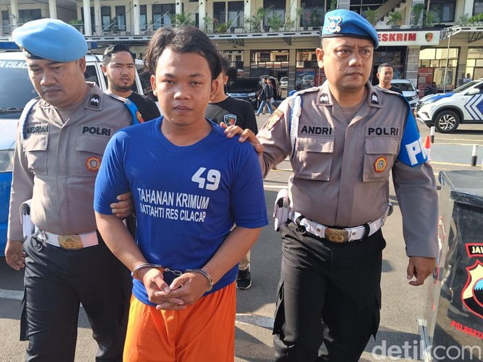 AS pelaku pembunuhan dan pemerkosa mayat mantan kekasihnya saat di Mapolresta Cilacap, Sabtu (24/6/2024).