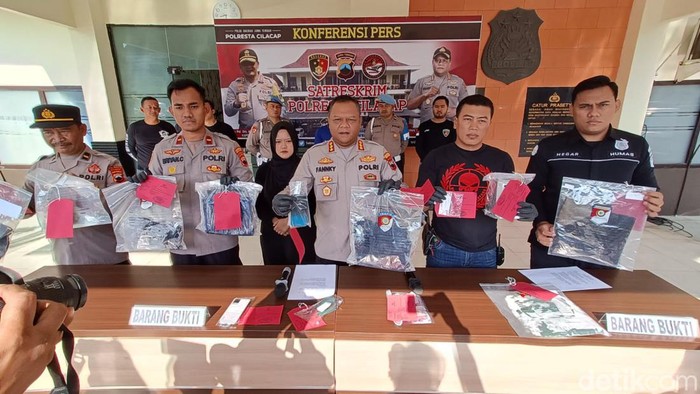 Kapolresta Cilacap, Kombes Fannky Ani Sugiharto (tengah) menunjukkan barang bukti kasus pembunuhan di Mapolresta Cilacap, Sabtu (24/6/2023).