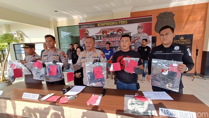Kapolresta Cilacap, Kombes Fannky Ani Sugiharto (tengah) menunjukkan barang bukti kasus pembunuhan di Mapolresta Cilacap, Sabtu (24/6/2023).