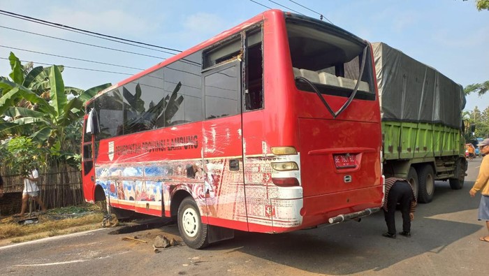 Penampakan bus Pemprov Lampung yang terguling akibatkan satu penumpang tewas