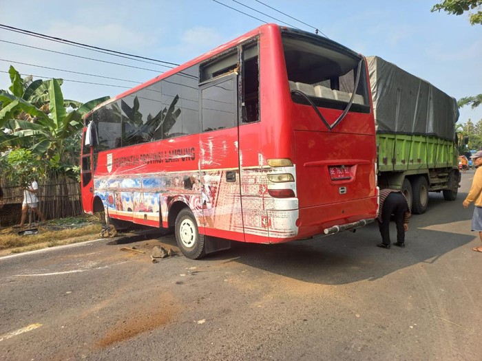 Penampakan bus Pemprov Lampung yang terguling akibatkan satu penumpang tewas