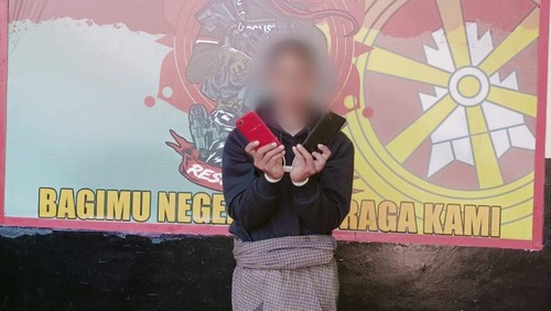 Pencuri HP dan speaker menyerahkan diri ke Polres Manggarai Barat, NTT, dua hari setelah rekannya tertangkap lebih dulu.