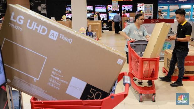 Pengunjung membawa troli belanjaan usai membeli barang di Transmart Graha Bintaro, Tangerang Selatan, Banten, Sabtu, (24/6/2023). (CNBC Indonesia/ Muhammad Sabki)