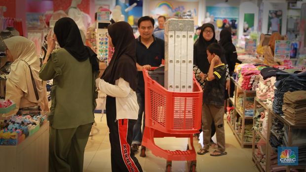 Pengunjung membawa troli belanjaan usaiembeli barang di  Transmart Graha Bintaro, Tangerang Selatan, Banten, Sabtu, (24/6). (CNBC Indonesia/Muhammad Sabki)