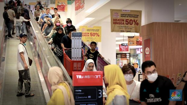 Pengunjung membawa troli belanjaan usaiembeli barang di  Transmart Graha Bintaro, Tangerang Selatan, Banten, Sabtu, (24/6). (CNBC Indonesia/Muhammad Sabki)